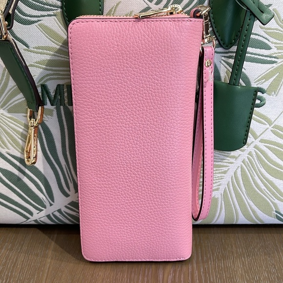 MICHAEL KORS JST
Leather Continental Wristlet Phone Case Wallet
Carnation
NWT - Picture 8 of 16
